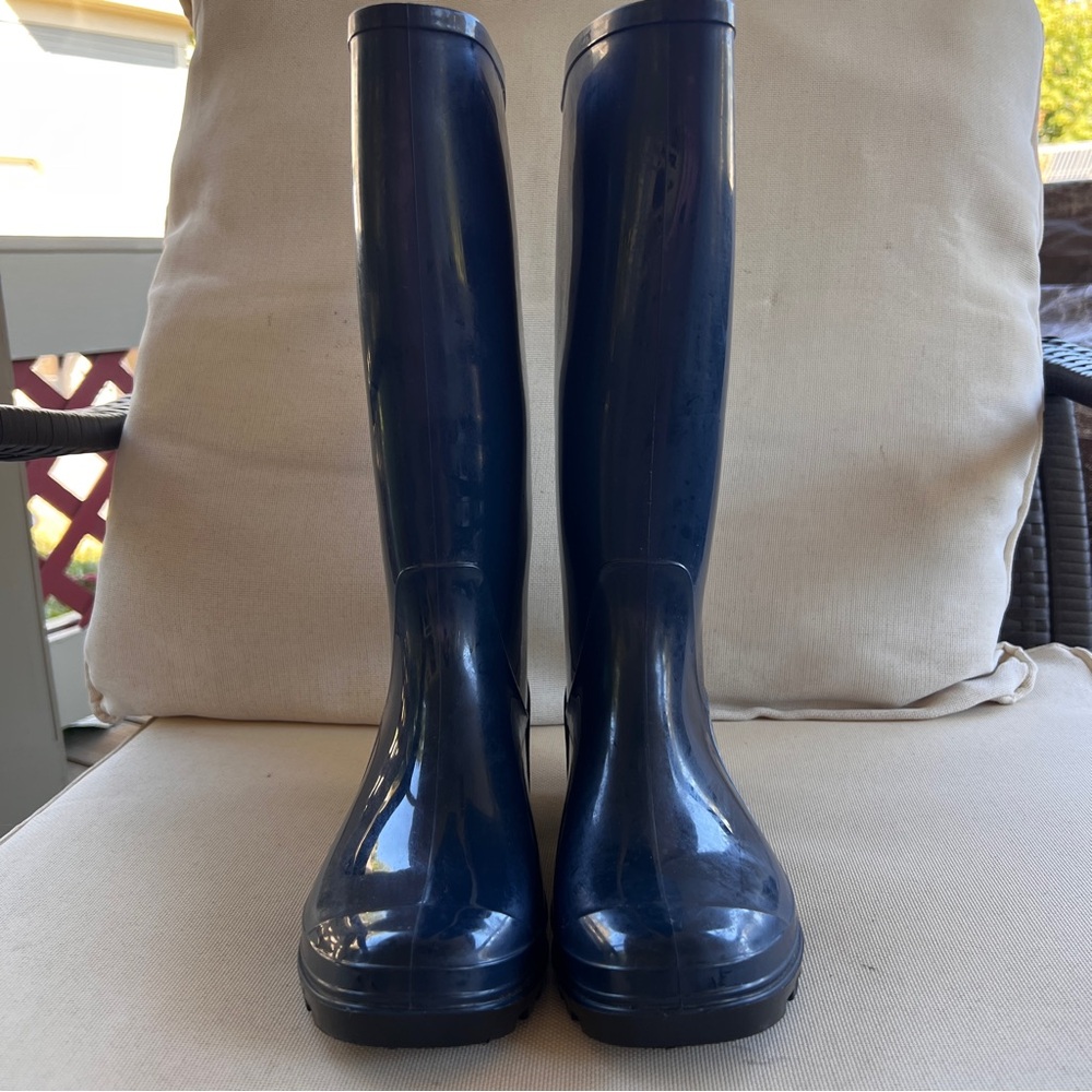 The Nicole Miller Navy Blue Rain Boots in size 8